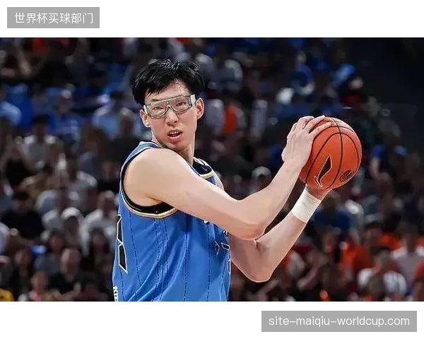 上海队通过高强度锋线防守，成功限制了周琦在北京队战术中的轴心作用。